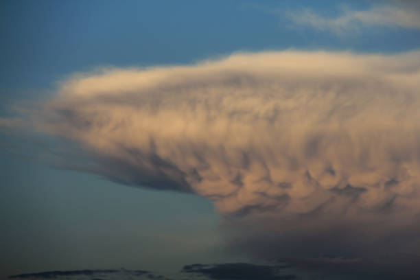 아름 다운 mammatous 구름 - lactiferous duct 뉴스 사진 이미지