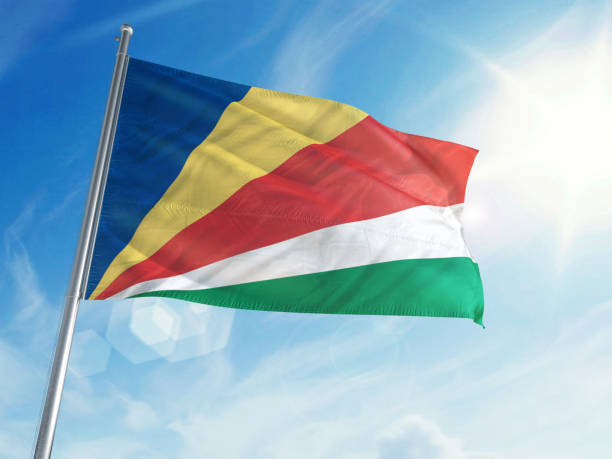 seychelles flag on a cloud background - flag of seychelles imagens e fotografias de stock