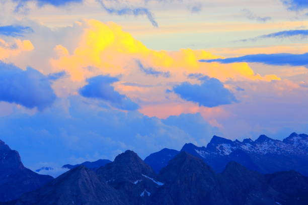 идиллическая панорама вершины лагазуой, синке торри доломиты, вершины горного хребта, драматическое небо и величественные итальянские тир - cinque torri стоковые �фото и изображения