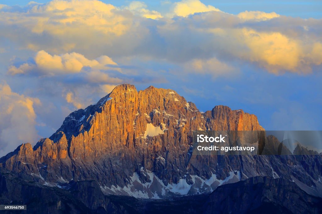 Monte Civetta dall'Idilliaco panorama lagazuoi, Cinque Torri Dolomiti, catena montuosa dei pinnacoli, spettacolare e maestosa Italia tirol alps - Foto stock royalty-free di Alpe di Siusi