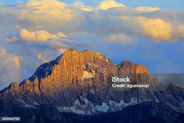 Monte Civetta Dallidilliaco Panorama Lagazuoi Cinque Torri Dolomiti Catena Montuosa Dei Pinnacoli Spettacolare E Maestosa Italia Tirol Alps - Fotografie stock e altre immagini di Alpe di Siusi