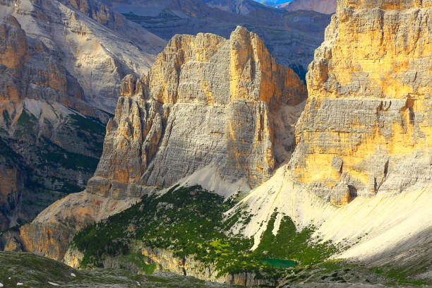 lago in idilliaco panorama lagazuoi, dolomiti delle cinque torri, catena montuosa dei pinnacoli, spettacolare e maestosa italia alpi tiroliche - tofane foto e immagini stock