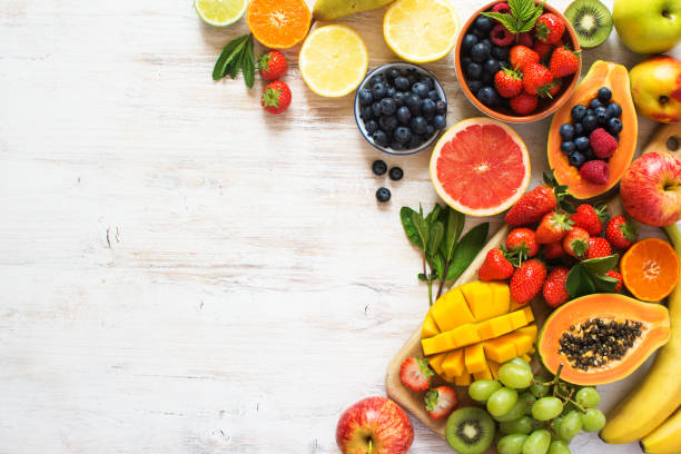 vista superior de arco-íris frutas em branco - healthy eating multi colored orange above - fotografias e filmes do acervo