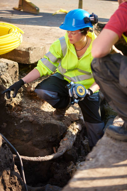 istock female gas engineer in trench 693623694