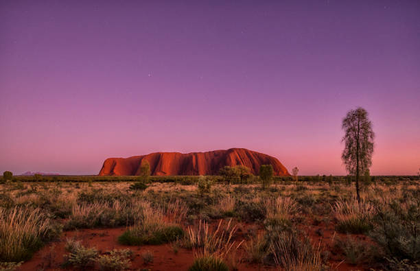 приближающийся рассвет и улуру - uluru australia northern territory sunrise стоковые фото и изображения