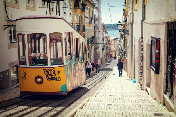 lisbonne (portugal), 2015 04 17 - tram jaune - elevador da bica debout sur les rails - santa catarina lisbonne photos et images de collection