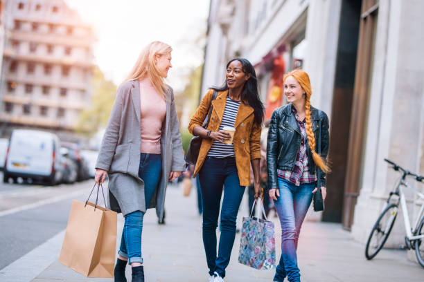 ciesz się i zabawy - women walking shopping street zdjęcia i obrazy z banku zdjęć