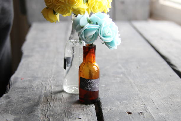 istock Happy Valentines Day label and flowers 693656948