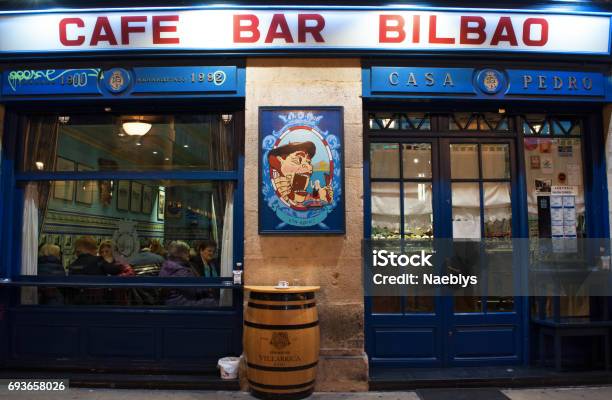 Foto de Bilbao Vista Do Cafe Bar Bilbao Uma Das Mais Antigas E Típicas Tabernas E Restaurantes Sob As Arcadas Da Plaza Nueva Um Estilo Monumental Praça De Neoclássico Construído Em 1821 No Centro Do Casco Viejo Cidade Velha e mais fotos de stock de Restaurante