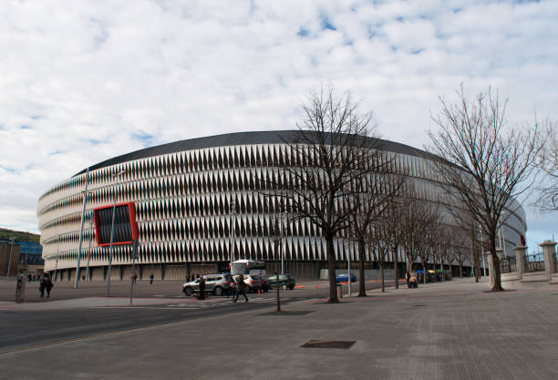 bilbao: pessoas na frente do estádio san mames, conhecido como nuevo san mames, um estádio de futebol de todos os lugares em bilbao, inaugurada em 2013 para substituir o velho san mames como a casa do athletic bilbao - concepts and ideas travel locations architecture and buildings time - fotografias e filmes do acervo