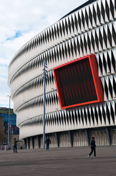 bilbao: pessoas na frente do estádio san mames, conhecido como nuevo san mames, um estádio de futebol de todos os lugares em bilbao, inaugurada em 2013 para substituir o velho san mames como a casa do athletic bilbao - concepts and ideas travel locations architecture and buildings time - fotografias e filmes do acervo