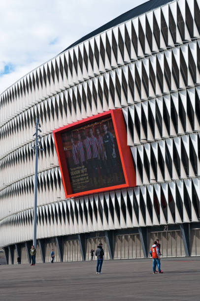 bilbao: pessoas na frente do estádio san mames, conhecido como nuevo san mames, um estádio de futebol de todos os lugares em bilbao, inaugurada em 2013 para substituir o velho san mames como a casa do athletic bilbao - concepts and ideas travel locations architecture and buildings time - fotografias e filmes do acervo