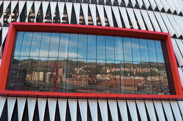 bilbao: horizonte refletida na tela do estádio san mames, conhecido como nuevo san mames, um estádio de futebol de todos os lugares em bilbao, inaugurada em 2013 para substituir o velho san mames como a casa do athletic bilbao - concepts and ideas travel locations architecture and buildings time - fotografias e filmes do acervo