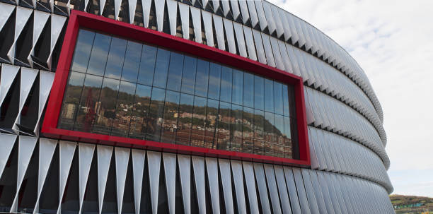 bilbao: horizonte refletida na tela do estádio san mames, conhecido como nuevo san mames, um estádio de futebol de todos os lugares em bilbao, inaugurada em 2013 para substituir o velho san mames como a casa do athletic bilbao - concepts and ideas travel locations architecture and buildings time - fotografias e filmes do acervo