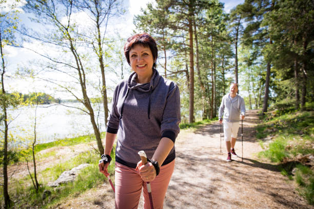 sommersport in finnland - nordic-walking - skandinavischer abstammung stock-fotos und bilder