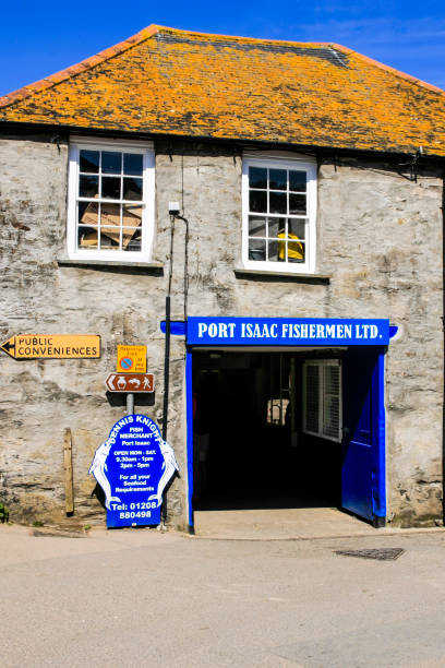 les poissons de port isaac pêcheurs ltd co-operative stockent cornwall uk - cornwall england uk england port isaac photos et images de collection