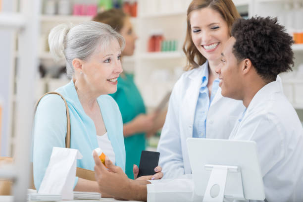 i farmacisti parlano con i clienti senior - senior adult aging process supermarket shopping foto e immagini stock