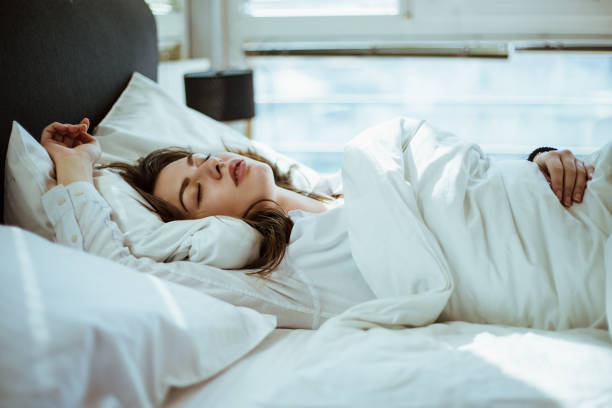 foto de una mujer durmiendo - ropa de dormir fotografías e imágenes de stock