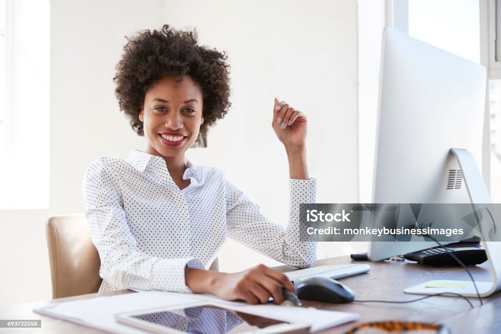 Young black woman in an office smiling to camera, close up Businesswoman Stock Photo