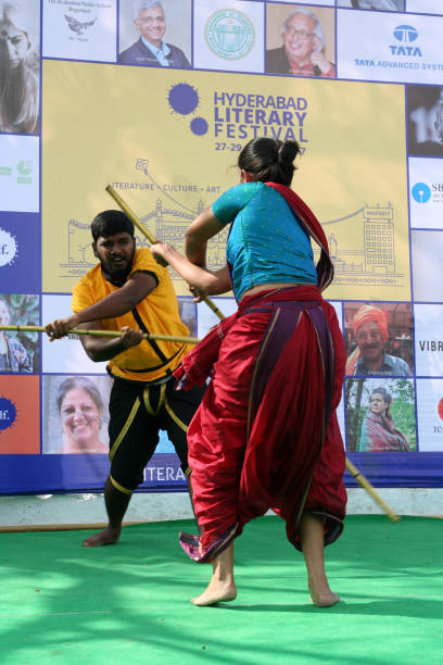 indyjscy tamilscy artyści demonstrują silambam, starożytną formę sztuki walki, na festiwalu literackim w hyderabad - literary zdjęcia i obrazy z banku zdjęć