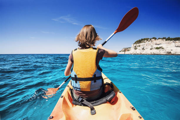 jeune femme avec kayak - kayaking photos et images de collection