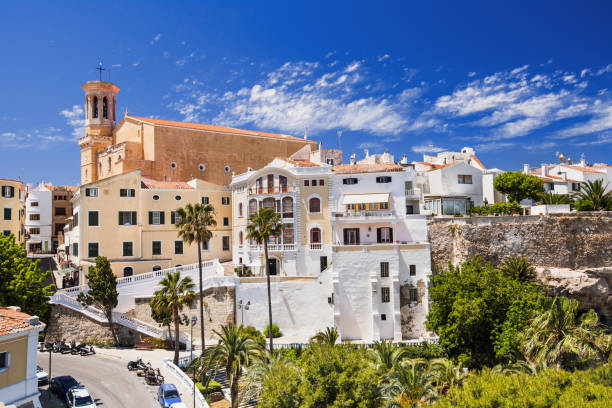 vieille ville de mahon, minorque, espagne - local landmark old town skyline cathedral photos et images de collection