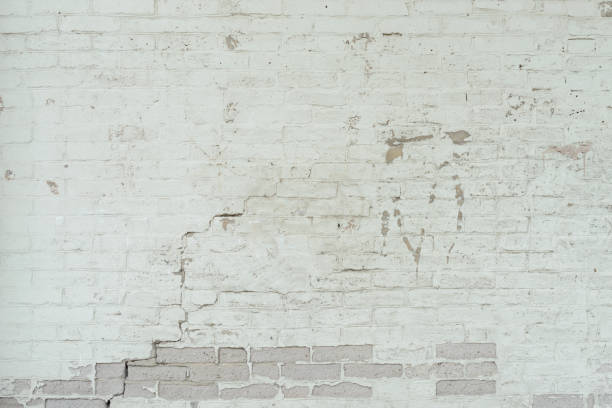 istock Wall fragment with attritions and cracks 693788354