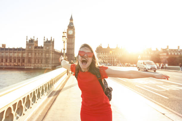женщина весело провести время на закате - famous place beautiful london england young adult стоковые фото и изображения