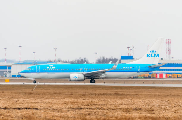 boeing 737 klm airlines, flughafen pulkovo, russland sankt-petersburg august 2016. - window cockpit boeing 747 commercial airplane stock-fotos und bilder