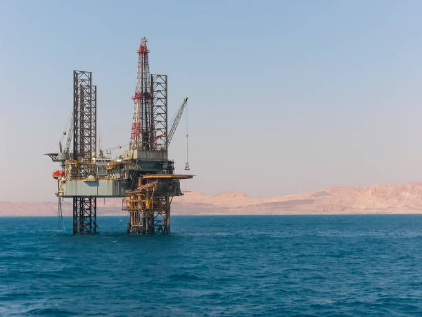 걸프의 수에즈에서 드릴링 장비 - oil rig sea oil industry oil 뉴스 사진 이미지