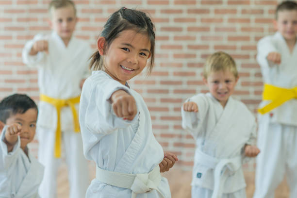 어린 소녀는 무술 연습에서 펀치를 던졌습니다. - karate kicking tae kwon do martial 뉴스 사진 이미지