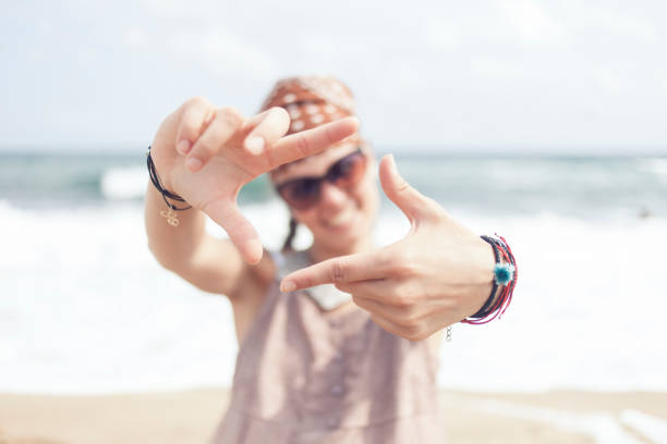 smiling woman - human hand finger frame personal perspective innovation imagens e fotografias de stock