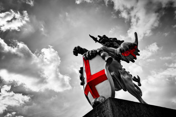 st george drachenstatue in london, großbritannien. schwarz und weiß, rote fahne, schild. - english flag st george flag st stock-fotos und bilder