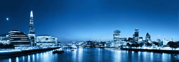 панорама горизонта лондона ночью, англия, великобритания. темза, осколок, мэрия. - uk river panoramic reflection стоковые фото и изображения