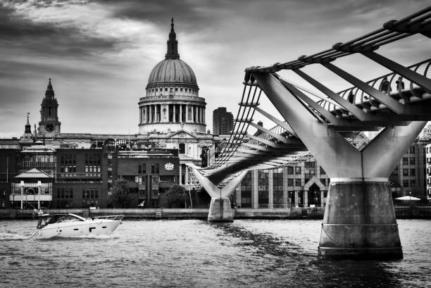 st paul &#39; s kuppel der kathedrale gesehen von millennium bridge in london, großbritannien. - millennium footbridge stock-fotos und bilder