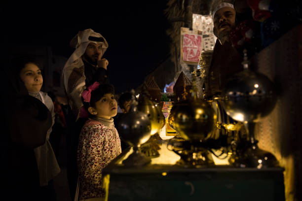 arabska rodzina zakupy w souk waqif, doha, katar - qatar doha family arabia zdjęcia i obrazy z banku zdjęć