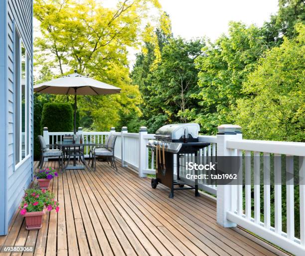 Photo libre de droit de Maison Terrasse Et Patio Avec Des Meubles Dextérieur Et Plaque De Cuisson Bbq Avec De La Bière En Bouteille banque d'images et plus d'images libres de droit de Terrasse en bois