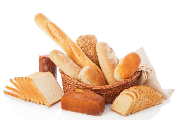 panier avec des produits de cuisson assortis - bread bread basket basket whole wheat photos et images de collection