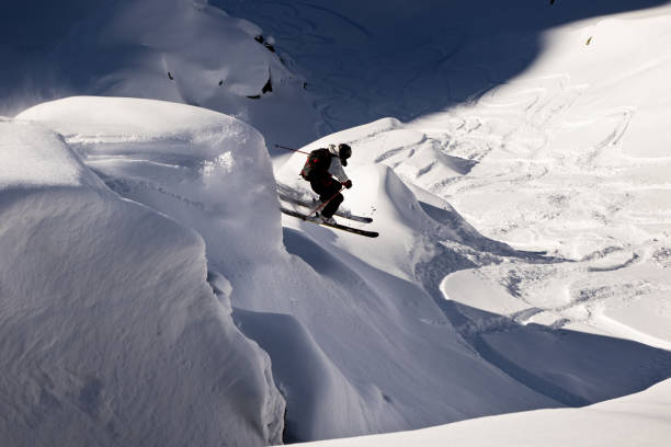 extreme skifahrer eine wirbelsäule im hinterland berg abspringen - back country skiing extreme skiing skiing ski stock-fotos und bilder