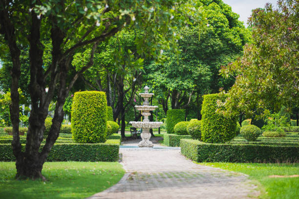 jardín italiano con una fuente - phumiphon aduldet fotografías e imágenes de stock