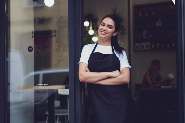 retrato de atractiva mujer barista en cafetería - café edificio de hostelería fotografías e imágenes de stock