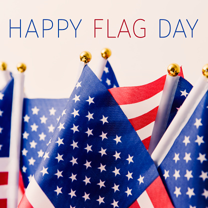 día de la bandera feliz de texto y la bandera americana photo