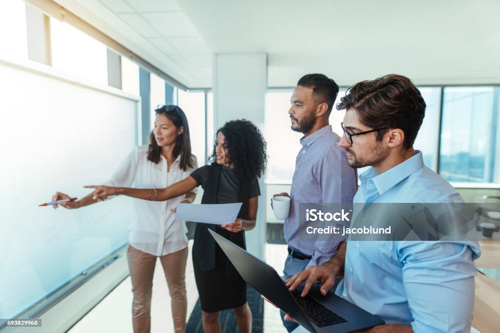 Geschäftspartnern machen Business-Pläne im Büro. - Lizenzfrei Weiße Tafel Stock-Foto