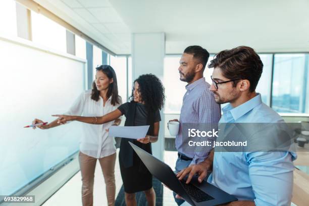 Geschäftspartnern Machen Businesspläne Im Büro Stockfoto und mehr Bilder von Weiße Tafel - Weiße Tafel, Zusammenarbeit, Offizielles Treffen