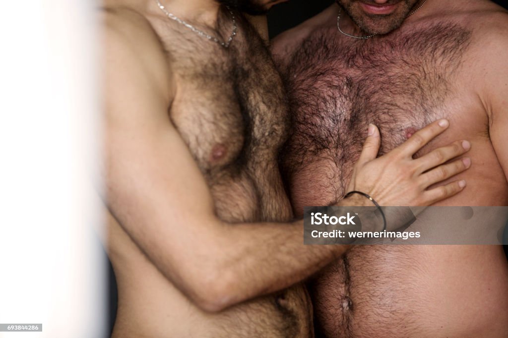 deux hommes nus poilus tenant les uns les autres - Photo de Nu libre de droits