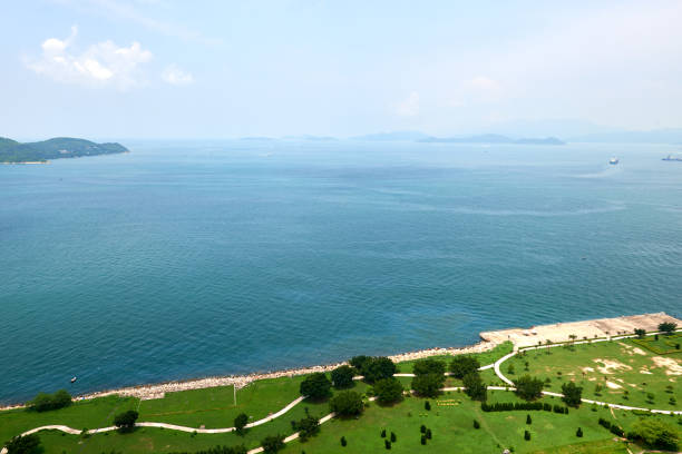 vue sur l’océan depuis hong kong hig rise residential construction - hig up photos et images de collection