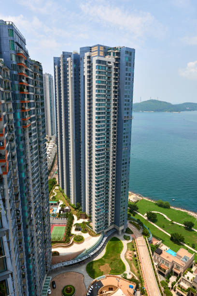 vue sur l’océan depuis hong kong hig rise residential construction - hig up photos et images de collection