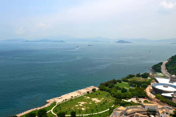 vue sur l’océan depuis hong kong hig rise residential construction - hig up photos et images de collection
