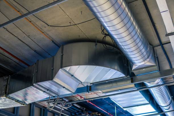 (暖房、換気およびエアコン) 空調システムのパイプ。 - air duct air conditioner pipe pipeline ストックフォトと画像