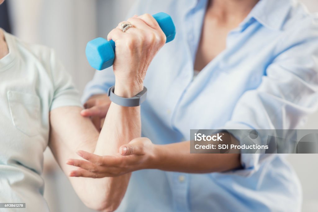 Nicht erkennbare verwendet blaue Hand Gewicht während physikalische Therapie-Sitzung - Lizenzfrei Physiotherapie Stock-Foto